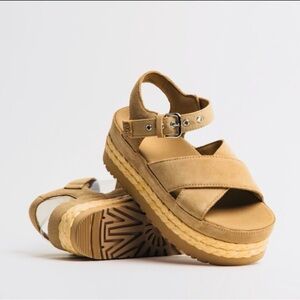 UGG Aubrey Tan Platform Sandals Size 8 (No Box)